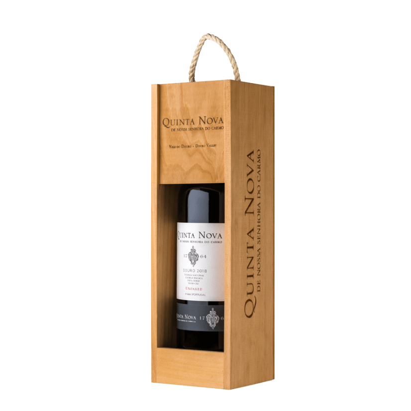 Quinta Nova Unoaked 1,5l v dřevěném boxu Quinta Nova Unoaked 1,5l v dřevěném boxu